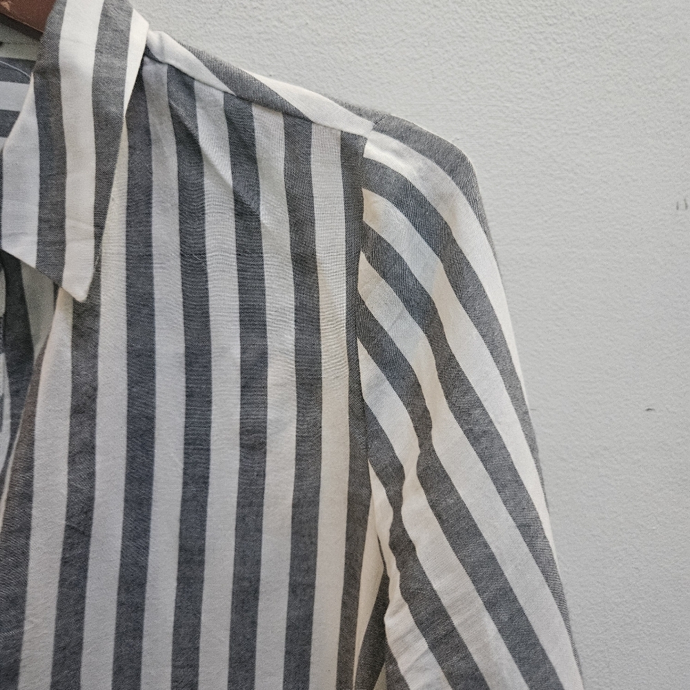 1250'C Women's Size M Striped V Neck Top Gray White Bell Sleeves Nautical Travel - Picture 4 of 7